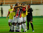 Jogadores se abraam para comemorar o gol de Valdeir