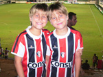 Os irmos gmeos Lucas Eduardo Lenzi e Arthur Gustavo Lenzi, curtindo noite de futebol e festa na Arena Joinville, na vitria do JEC sobre o Atltico de Ibirama pelo placar de 4x1.