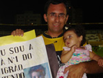 Estou enviando uma foto minha e da minha pequena filha Heloisa que comemorou seu primeiro aninho no dia em que o Criciuma jogou contra o Metropolitano (28/02/2009), Levamos um cartaz para comemorar seu primeiro aniversário