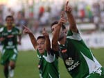 Nenm comemora com o artilheiro do campeonato, Bruno Cazarine, armando o &quot;arco e flecha&quot;