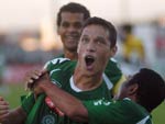 O camisa nmero 10 do Verdo aps o primeiro gol do jogo