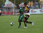 Com dois gols no primeiro tempo e um no segundo, o time do Oeste est na briga pela classificao para o quadrangular final