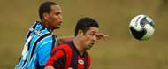 O time do Sapucaiense no cria jogadas de perigo ao gol do Grmio