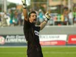 Goleiro Fabiano comemora o gol do Joinville, marcado pelo atacante Charles