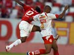 O jogo  fechado e de muita marcao 