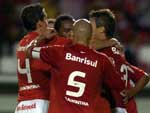 Jogadores comemoram o gol de Taison