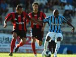 O jogo se torna lento e sem chances claras de gol