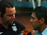 Roberto Fernandes e Silas se cumprimentam antes do jogo