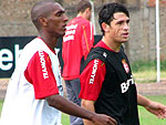 Glaydson (E) e Giuliano durante o coletivo no gramado suplementar do Beira-Rio