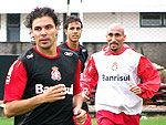 A atividade da manh foi um treino com trs equipes no gramado, conhecido como treino alemo. Na foto, o zagueiro Bolvar (E) e o capito Guiazu, logo atrs