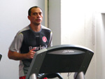 Goleiro Clemer faz exerccio na esteira