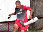 Taison faz jogada prxima  linha de fundo no treinamento