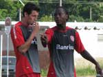 Danilo Silva e Andrezinho conversam durante o treino