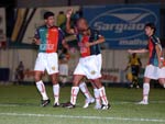 Jogadores comemoram gol na vitria do Brusque sobre o Cricima