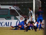 Jogadores comemoram o gol de talo, do Marclio Dias