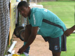 O meia Douglas Costa est treinando normalmente. S no est jogando por opo do tcnico