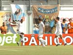 Jogadores da Ulbra comemoram gol de Tat