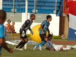 Goleiro Andr (E) controla o movimento de Saimon, em uma das poucas jogadas de perigo na rea da Ulbra