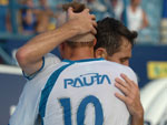Marquinhos abraa Evando aps o gol do Ava