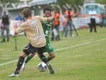 Schmller, autor do primeiro gol do Figueira, marca o atacante Be