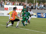 Acerola tocando na sada do goleiro Alessandro