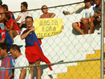 Torcedor do Marclio Dias leva cartaz em protesto contra a diretoria