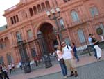 &quot;A Casa Rosada  a sede da Repblica Argentina possui fama internacional por ter sido palco para importantes manifestaes polticas e tambm artsticas&quot;