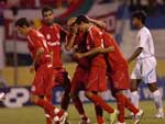 Jogadores comemoram o primeiro gol contra o Esportivo
