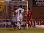 Nilmar, eleito o craque da partida, no descansa. Aos 43 minutos do segundo tempo, marca seu terceiro gol na partida - e o sexto do Internacional