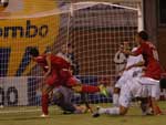 Nilmar comemora mais um gol para o Internacional