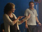 Diretora Ana Luiza Azevedo ensaiando com a equipe