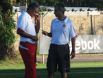 Tite observa os jogadores treinarem no Estdio Beira-Rio