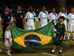 Jogadores ouvem, respeitosamente, o hino nacional