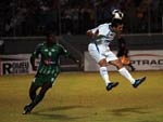 Evando cabeceia bola e  observado de perto por Acerola
