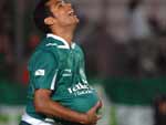 Atacante Mendes, autor do gol, comemora