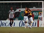 Flavinho e Marcelinho se abraam aps gol do Tigre