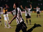 Douglas marca de pnalti o gol de empate do Figueirense