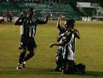 Jogadores se abraam aps gol da virada