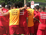 Tite conversa com o grupo de jogadores antes do incio do treino