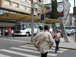 Pessoas atravessam a rua, quando o sinal est fechado para elas