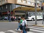 As pessoas atravessam a rua quando o sinal est aberto apenas para os veculos