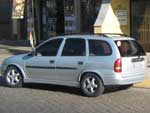 Veculo est estacionado na faixa amarela