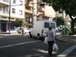 Moa atravessa a rua no momento em que o sinal est para os veculos
