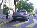 Carro estacionou sobre o quebra-mola, que ainda, estava sinalizado com faixa de segurana