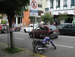Moto est estacionada em local permitido apenas para deficientes fsicos