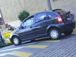 Carro estacionou sobre a faixa de segurana
