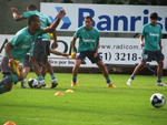 Grupo fez roda de bobinho para aquecer antes do treino
