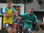Roberson e Jadlson brigam pela bola dirante o treinamento