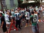 Torcedores do Ju na expectativa pelo jogo. Ao fundo, o estdio Alfredo Jaconi