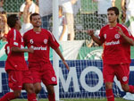 Nilmar comemora o ltimo gol de uma tarde de artilheiros no Alfredo Jaconi